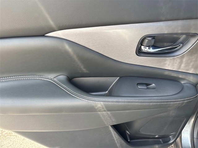 Vehicle image 19 of 32