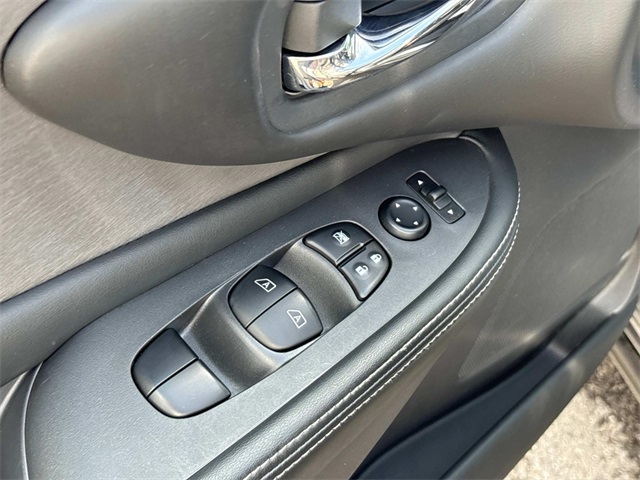 Vehicle image 25 of 32