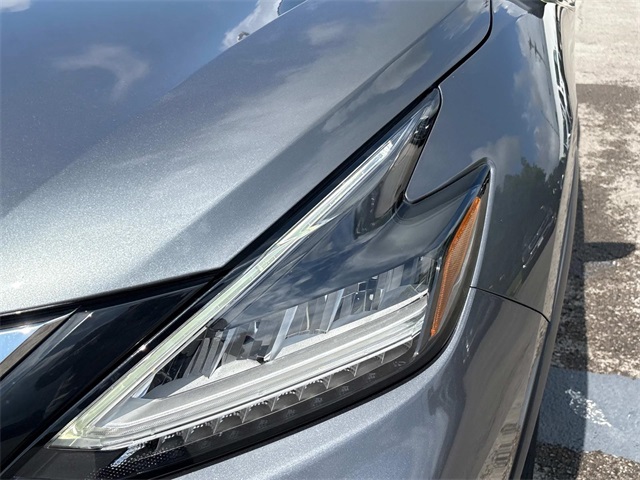 Vehicle image 10 of 32
