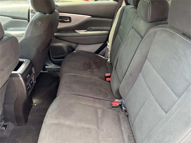 Vehicle image 18 of 32