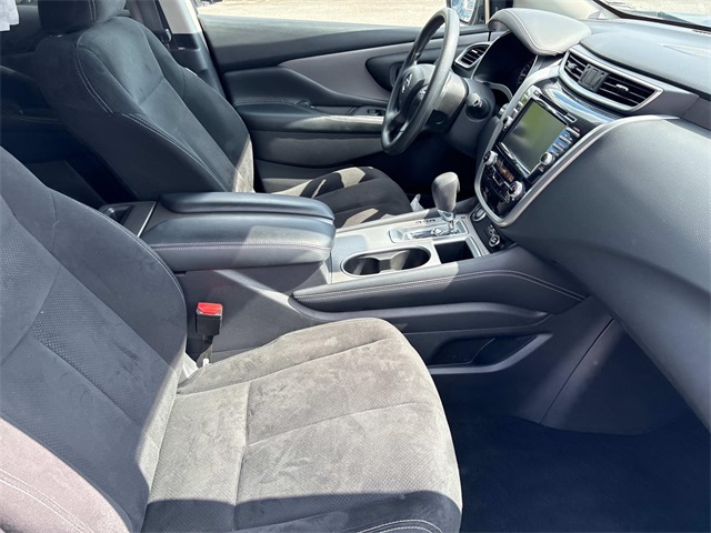 Vehicle image 23 of 32