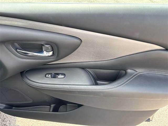 Vehicle image 22 of 32