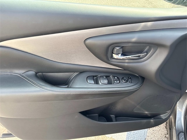Vehicle image 24 of 32