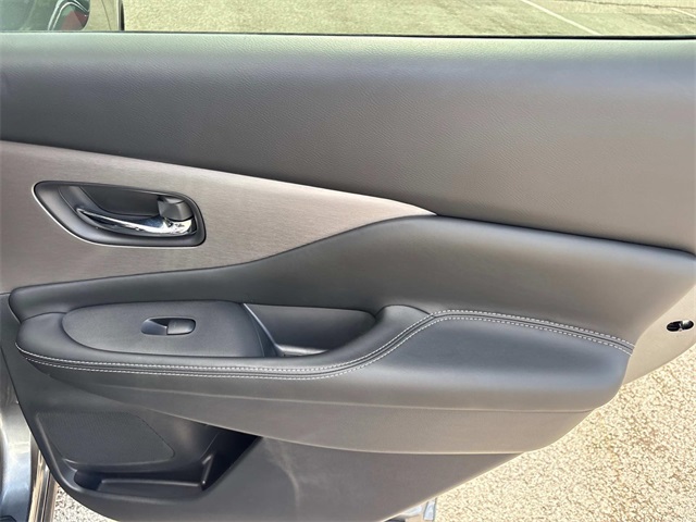 Vehicle image 20 of 32