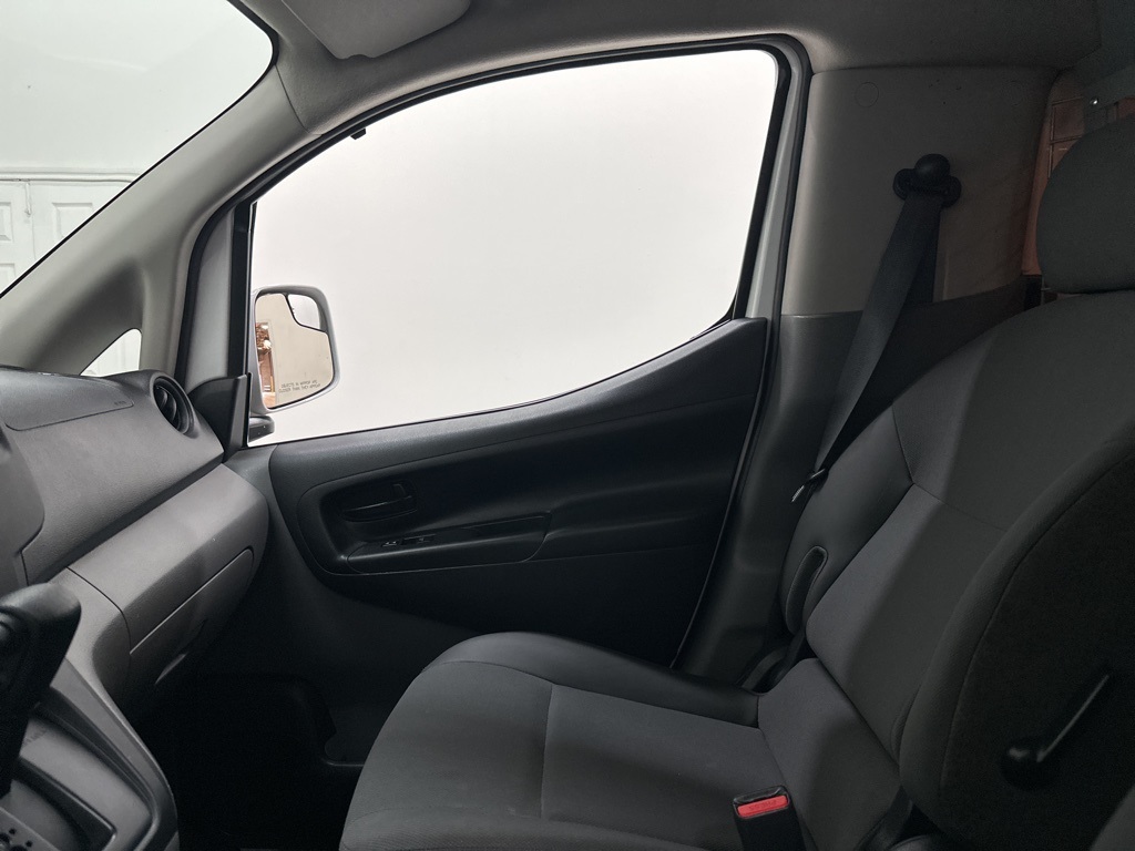 Vehicle image 32 of 68