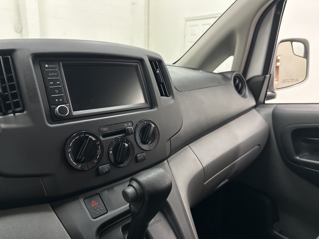 Vehicle image 33 of 68