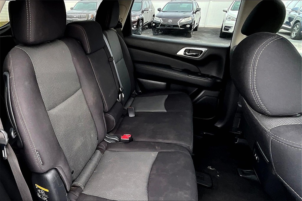 Vehicle image 26 of 33