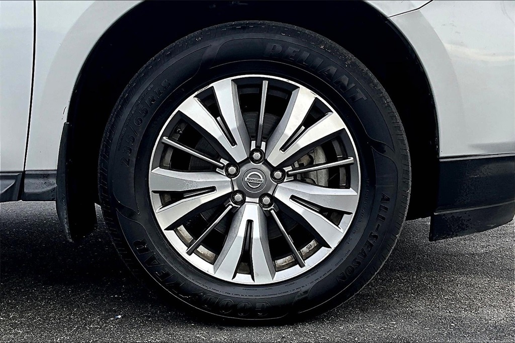 Vehicle image 11 of 33