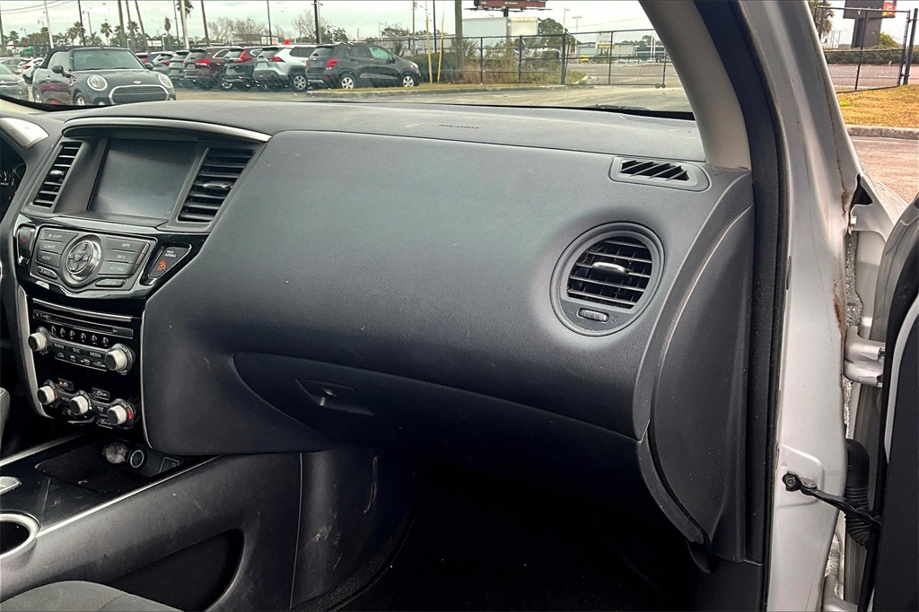 Vehicle image 16 of 33