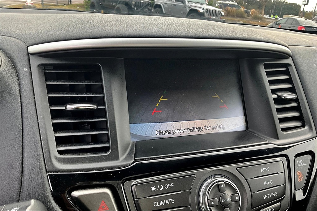 Vehicle image 21 of 33