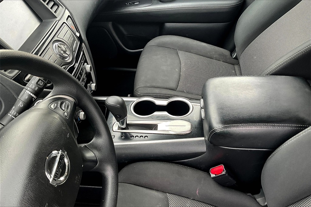Vehicle image 17 of 33
