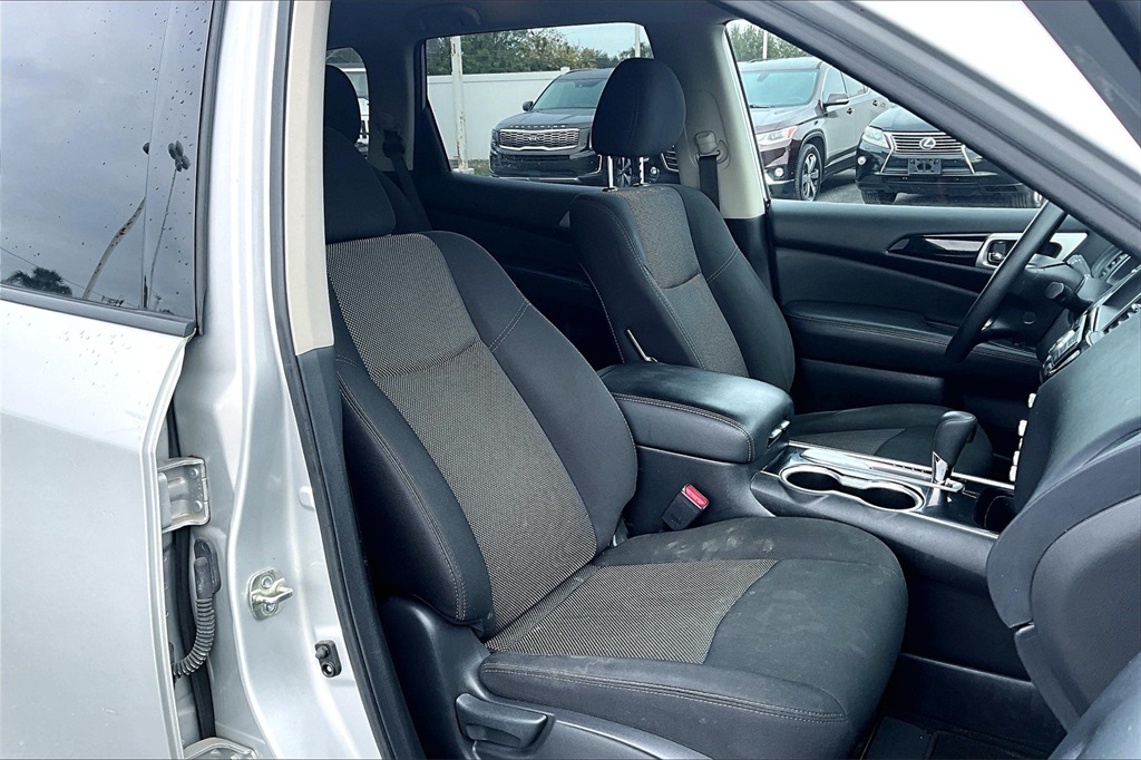 Vehicle image 9 of 33