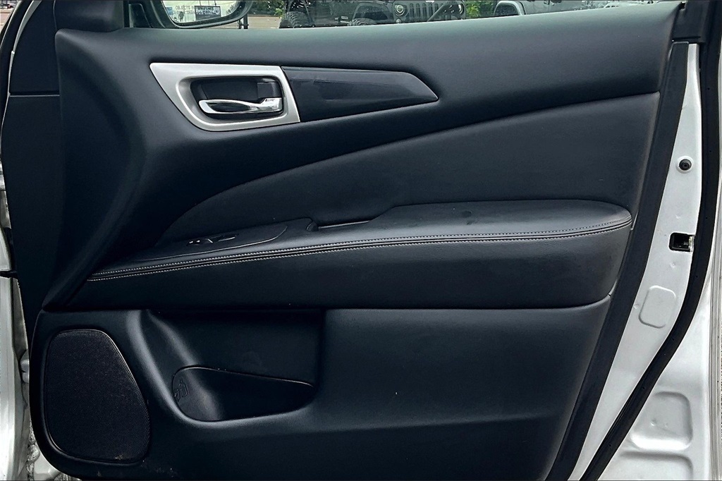 Vehicle image 23 of 33