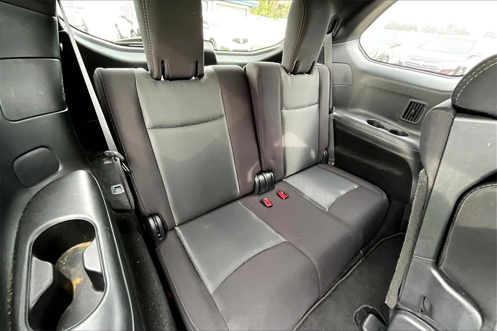 Vehicle image 27 of 33