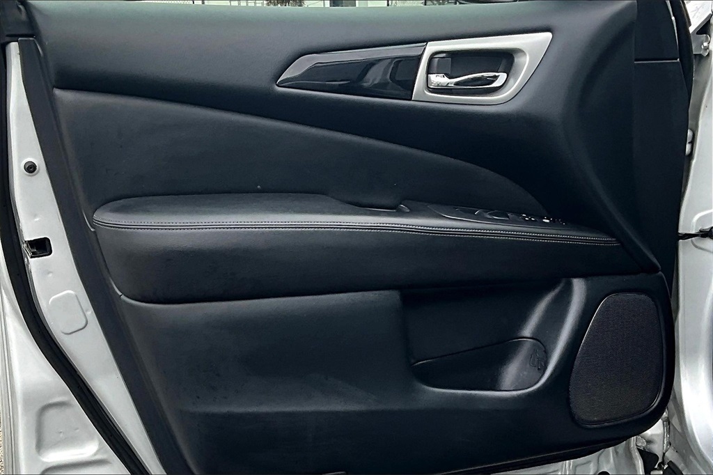 Vehicle image 22 of 33