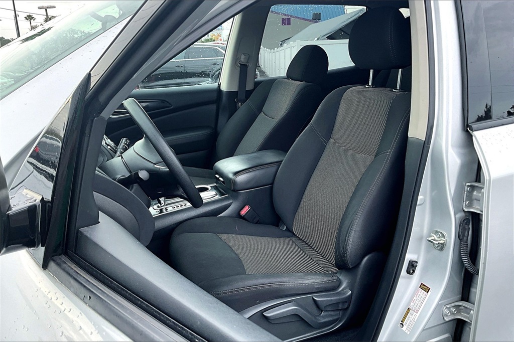 Vehicle image 24 of 33