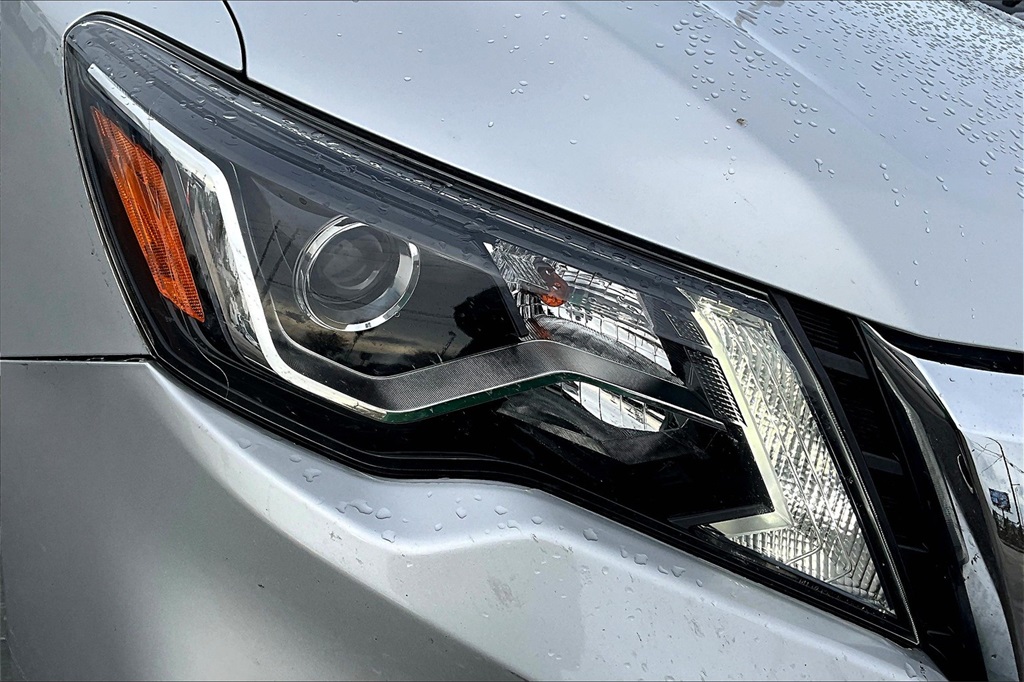 Vehicle image 28 of 33