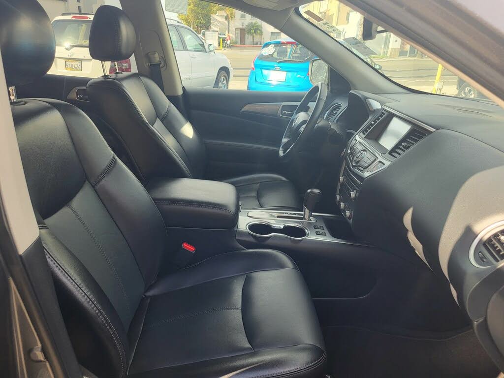 Vehicle image 13 of 23