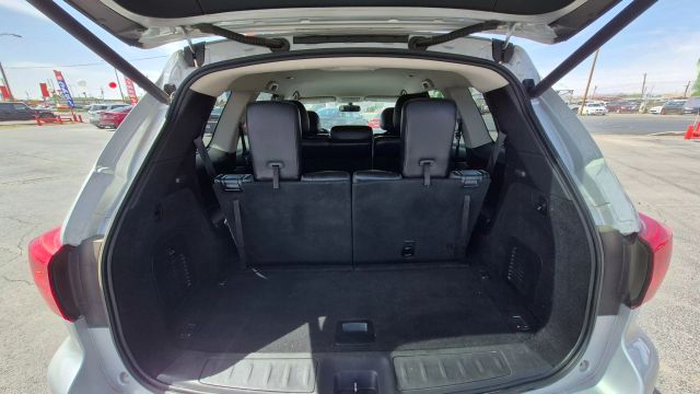 Vehicle image 17 of 19