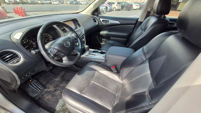 Vehicle image 10 of 19
