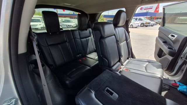 Vehicle image 13 of 19