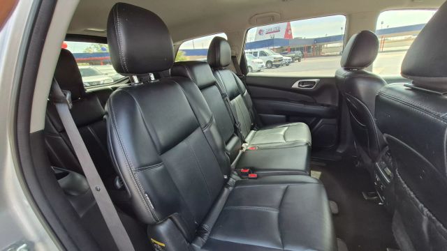 Vehicle image 14 of 19