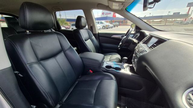 Vehicle image 15 of 19