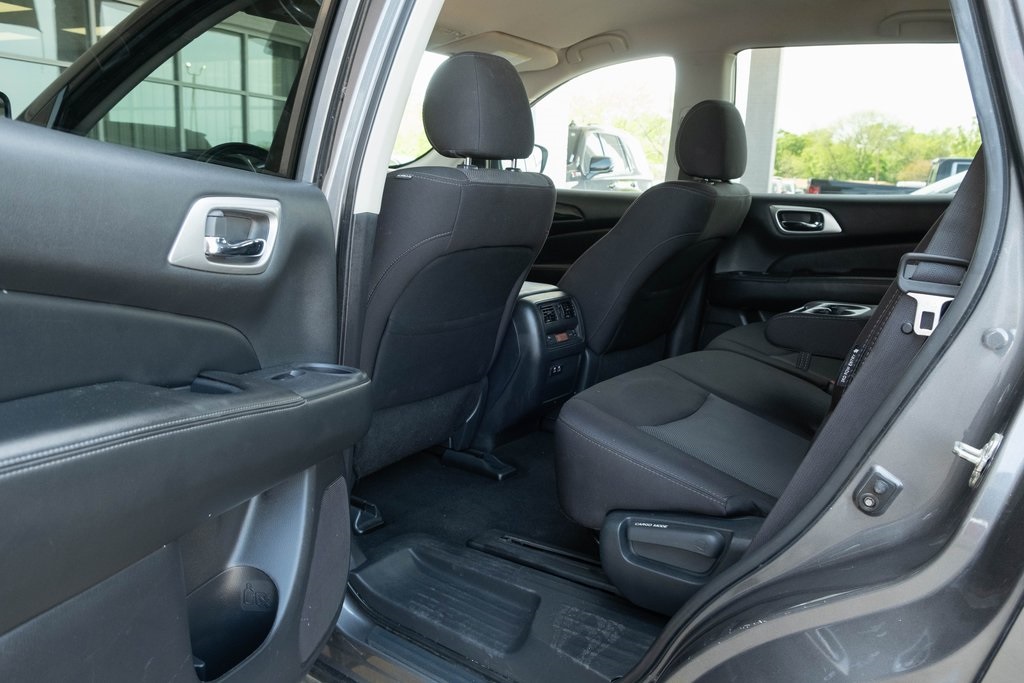 Vehicle image 15 of 19