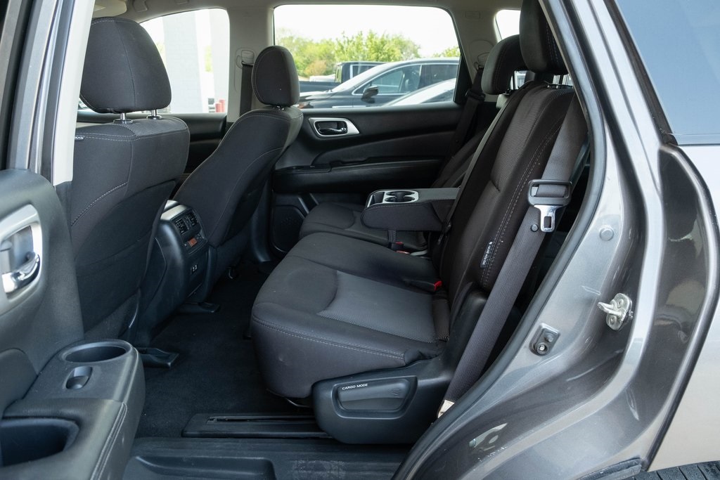 Vehicle image 16 of 19
