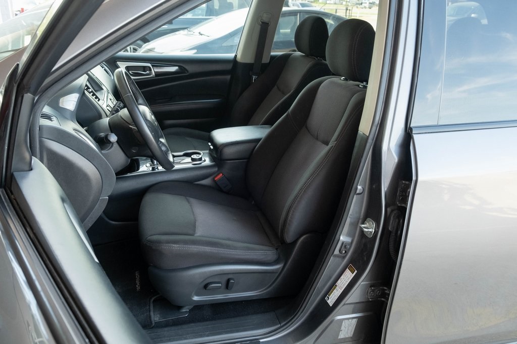 Vehicle image 9 of 19