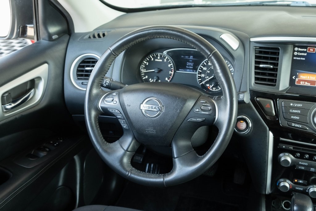 Vehicle image 7 of 19