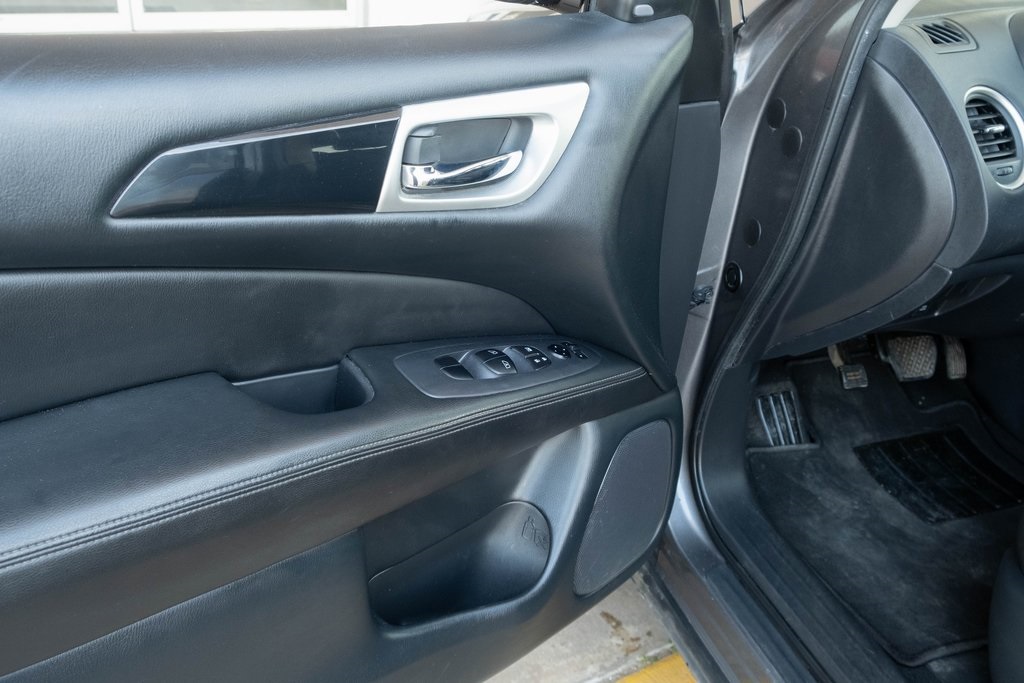 Vehicle image 6 of 19