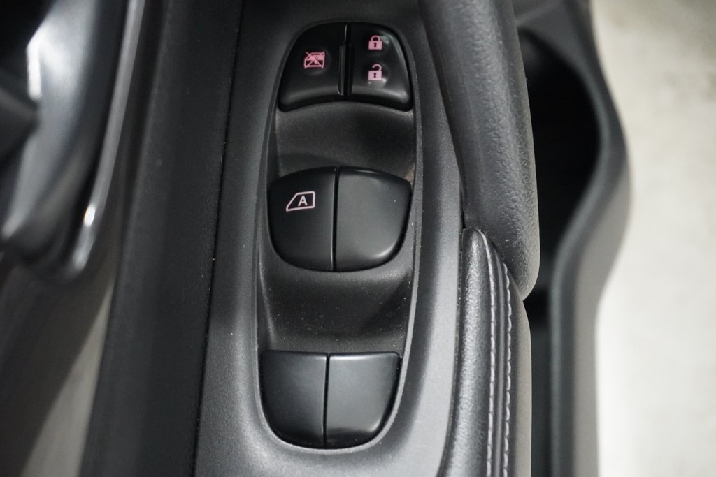 Vehicle image 13 of 32