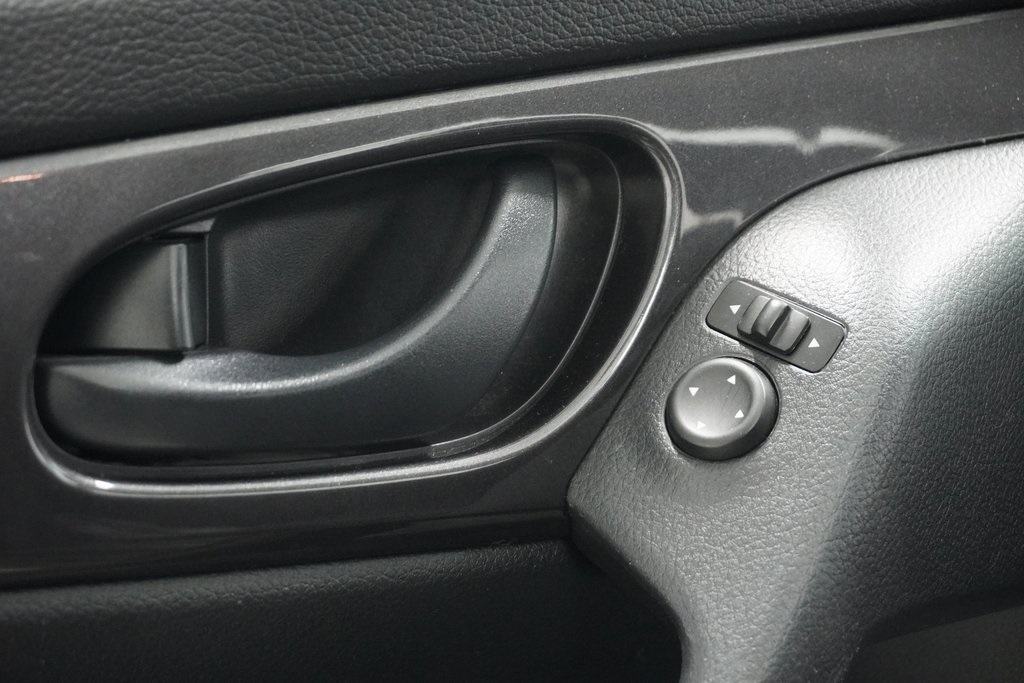 Vehicle image 14 of 32