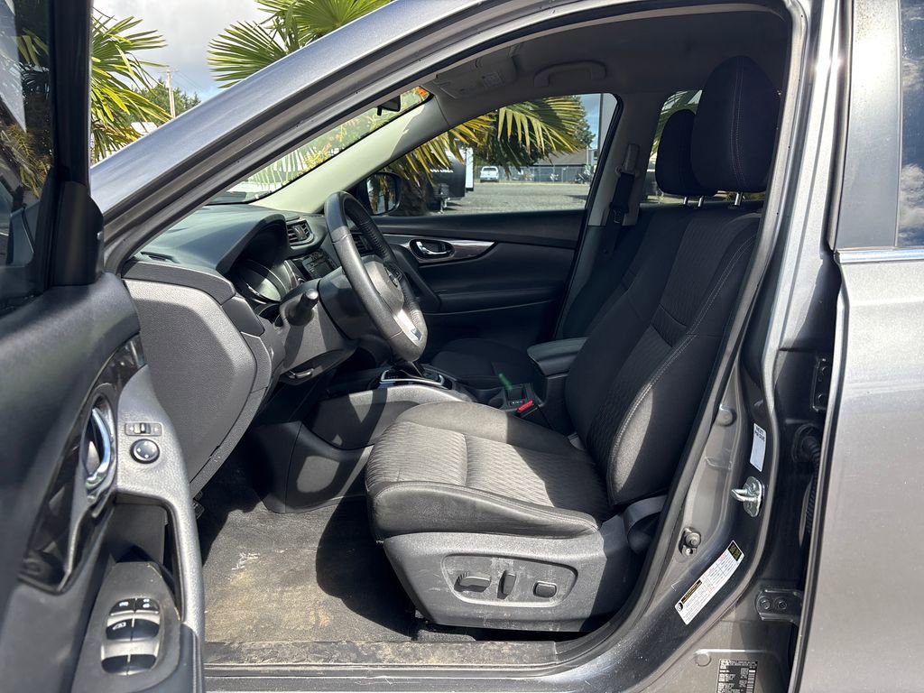 2020 Nissan Rogue SV Image 2 of 4