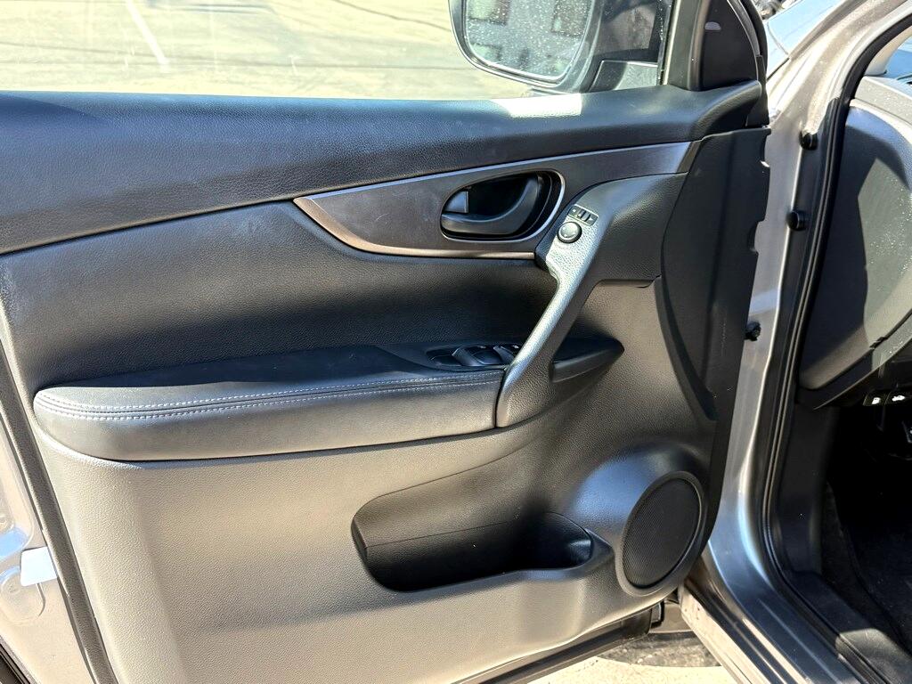 Vehicle image 9 of 22
