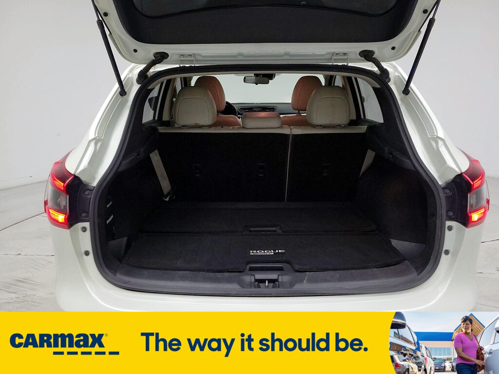 Vehicle image 24 of 26
