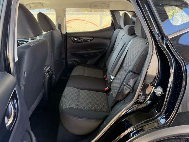 Vehicle image 18 of 50