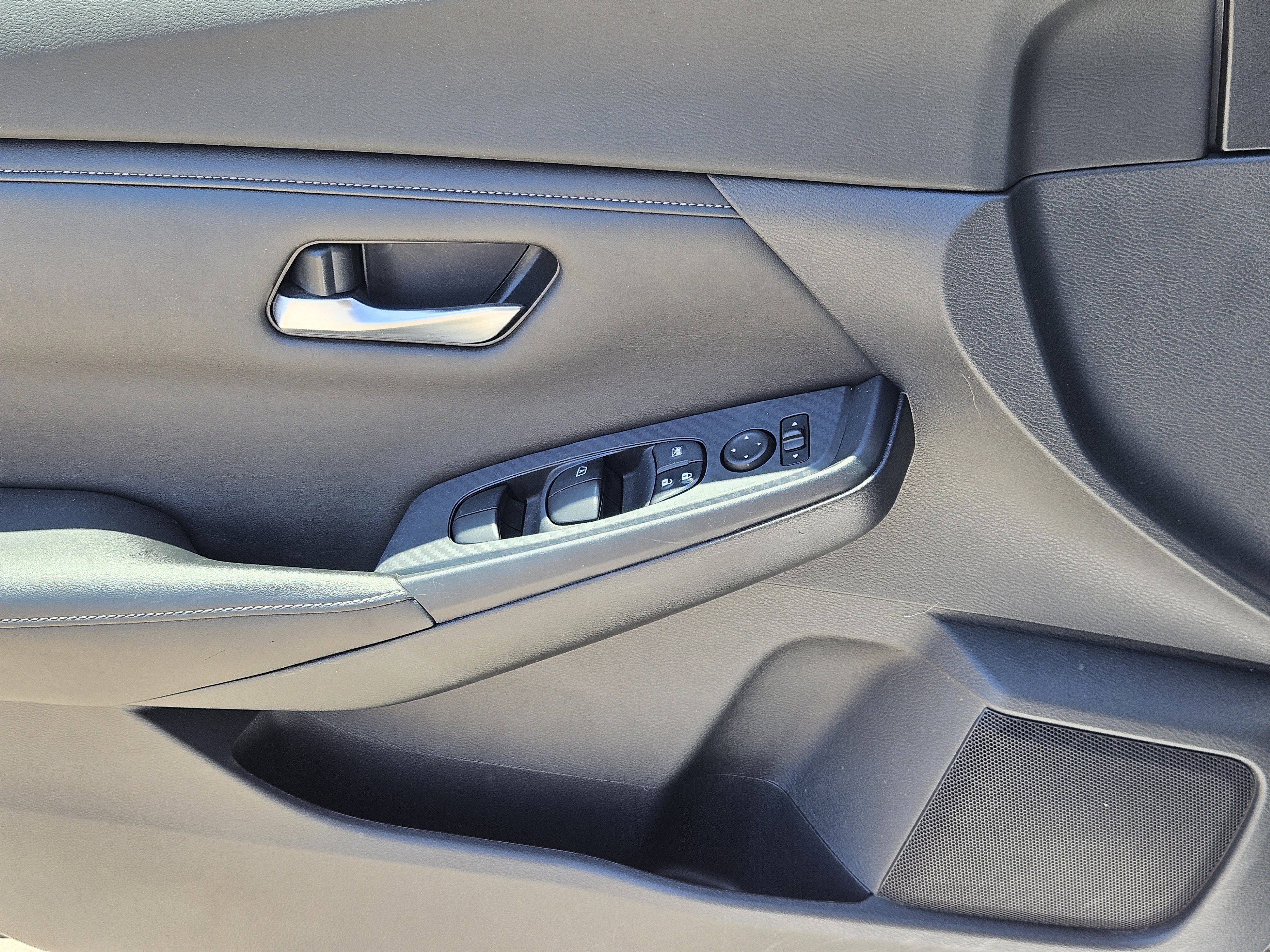 Vehicle image 17 of 23