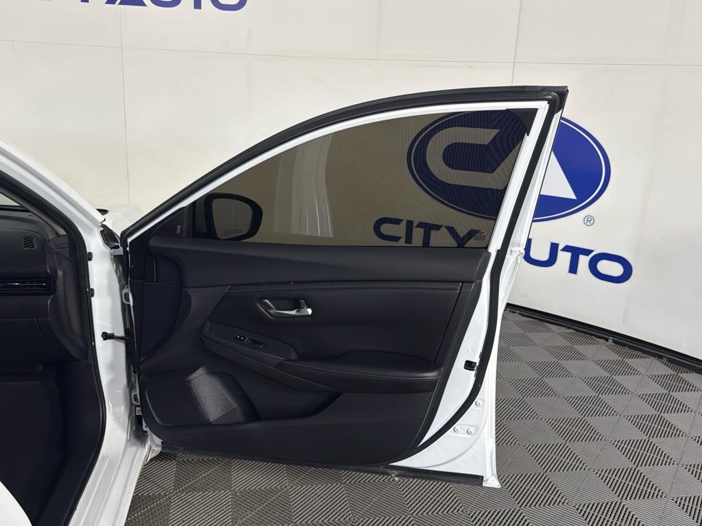 Vehicle image 14 of 30