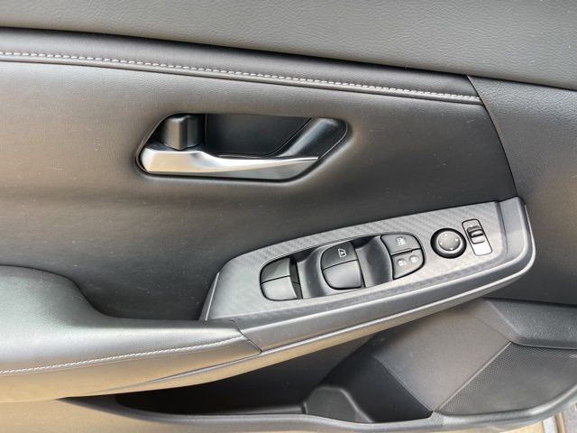 Vehicle image 13 of 22