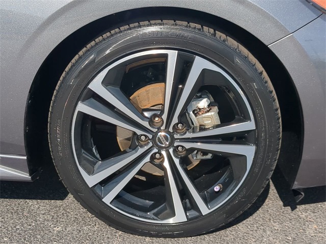 Vehicle image 10 of 24