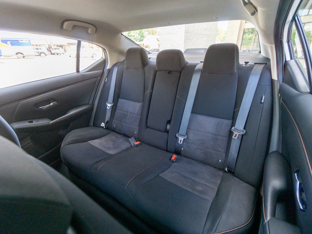 Vehicle image 27 of 30