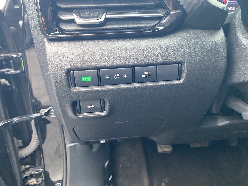 Vehicle image 10 of 24