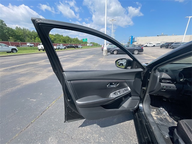 Vehicle image 22 of 42