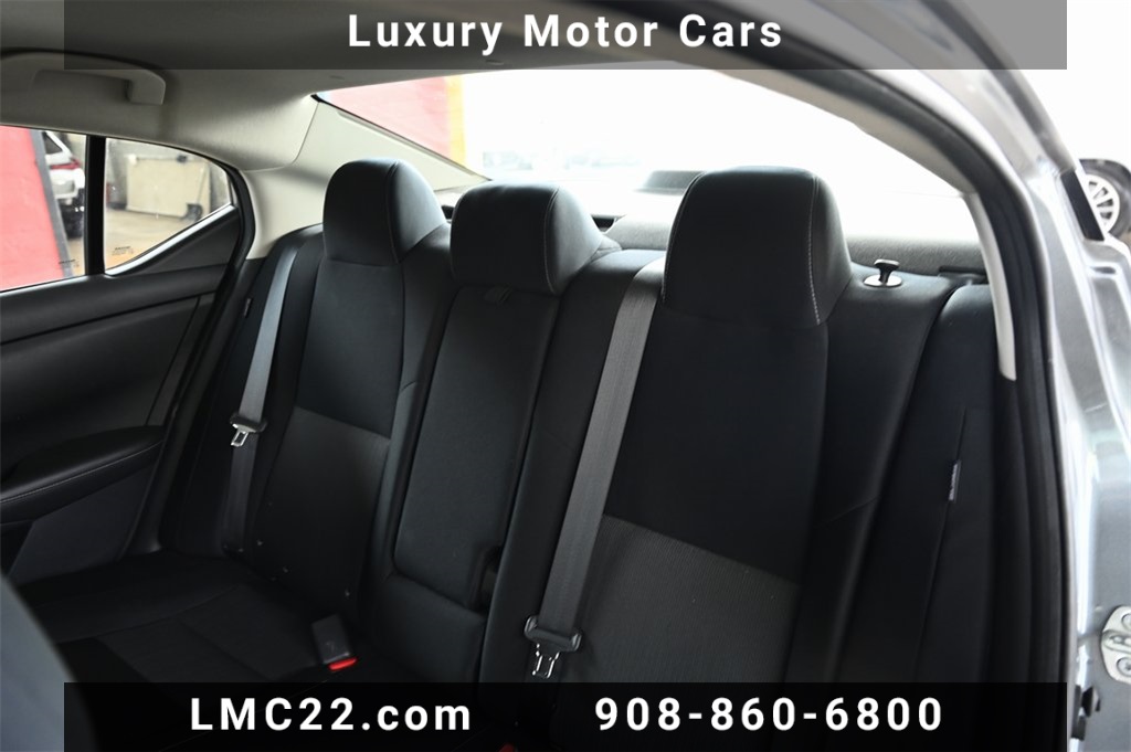 Vehicle image 21 of 34