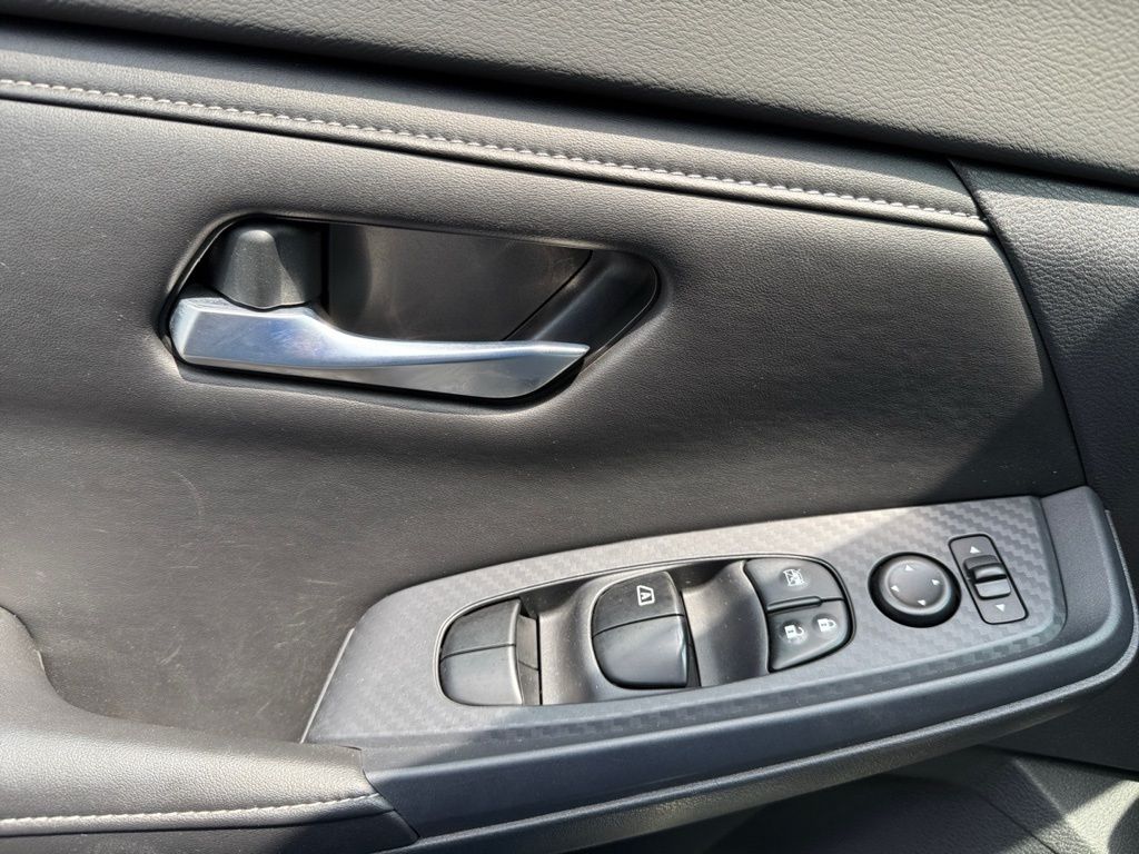 Vehicle image 10 of 16