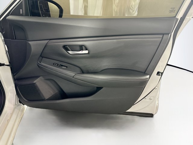 Vehicle image 21 of 26