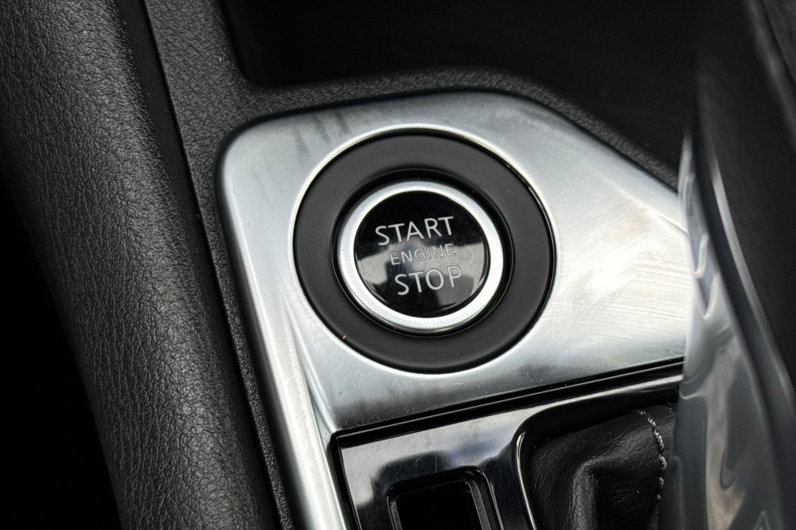 Vehicle image 21 of 28