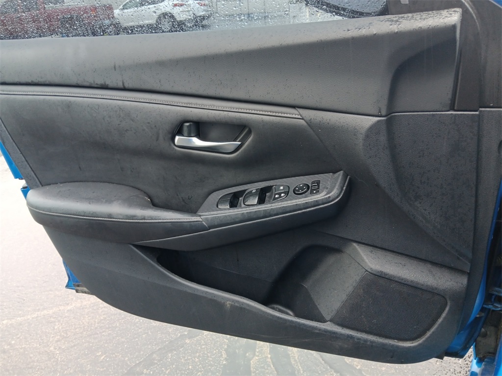 Vehicle image 21 of 24